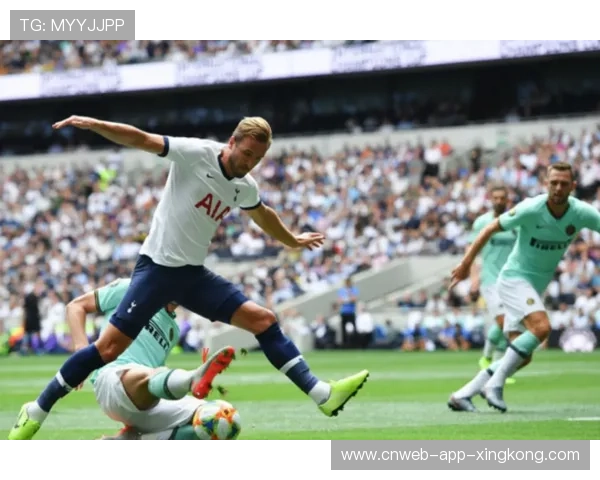 国际米兰后场调度顺畅，上半场节奏被牢牢掌控