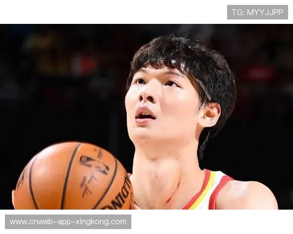 王哲林背身转身非常柔顺,上海内线优势巨大